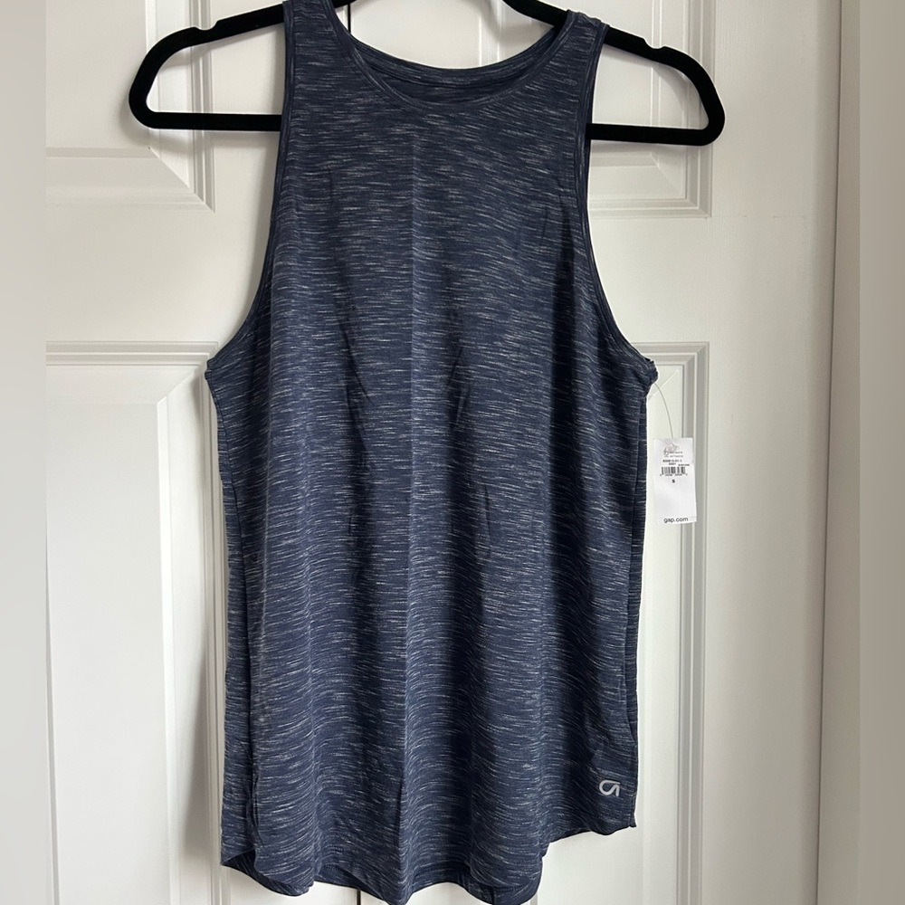 NWT women’s gap fit workout tank top in heathered navy, size small.